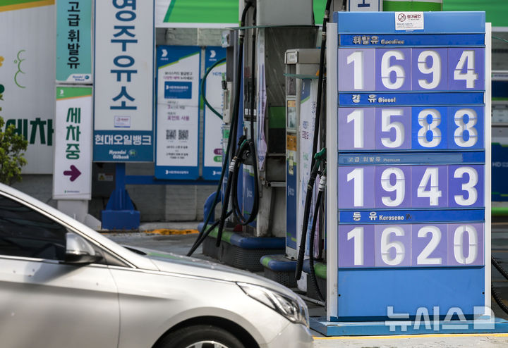 [서울=뉴시스] 정병혁 기자 = 13일 서울시내 주유소에 유가정보가 나와있다. 전국 주유소 휘발유와 경유 가격이 각각 10주, 9주 연속 하락했다. 한국석유공사 유가정보시스템 오피넷에 따르면 4월 둘째 주 휘발유 평균 가격은 리터(L)당 1658.6원으로 전주 대비 6.5원 내렸다. 경유 판매 가격은 1524.7원으로 6.9원 떨어졌다. 2025.04.13. jhope@newsis.com