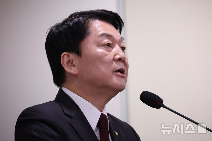 [서울=뉴시스] 조성우 기자 = 제21대 대통령 선거 출마를 선언한 안철수 국민의힘 의원이 13일 오전 서울 여의도 국회 의원회관에서 대선 공약을 발표하고 있다. 2025.04.13. xconfind@newsis.com