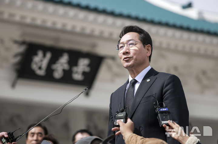 [서울=뉴시스] 정병혁 기자 = 제21대 대통령 선거 출마 선언한 유정복 인천시장 13일 서울 동작구 국립서울현충원 현충문 앞에서 국민 대통합 기자회견을 하고 있다. 2025.04.13. jhope@newsis.com
