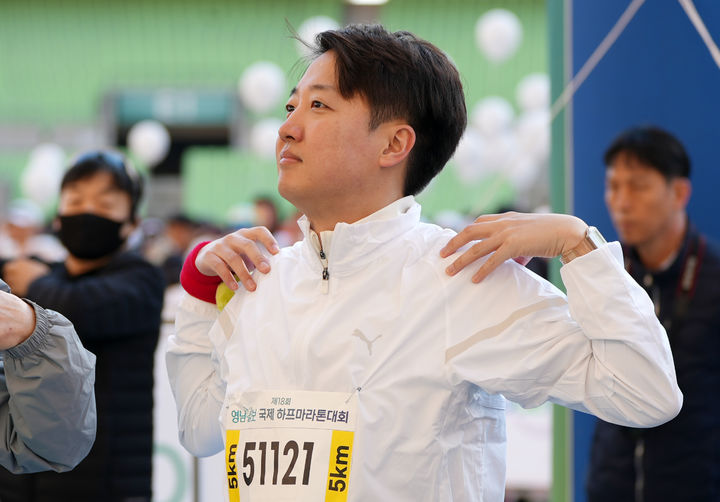 [서울=뉴시스] 조성우 기자 = 제21대 대통령 선거 출마를 선언한 이준석 개혁신당 의원이 13일 대구 수성구 대구스타디움에서 열린 지역 마라톤대회에서 몸을 풀고 있다. (사진=이준석 캠프 제공) 2025.04.13. photo@newsis.com *재판매 및 DB 금지