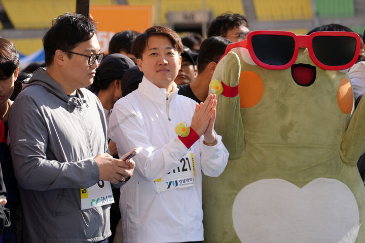 [서울=뉴시스] 조성우 기자 = 제21대 대통령 선거 출마를 선언한 이준석 개혁신당 의원이 13일 대구 수성구 대구스타디움에서 열린 지역 마라톤대회에 참가하고 있다. (사진=이준석 캠프 제공) 2025.04.13. photo@newsis.com *재판매 및 DB 금지