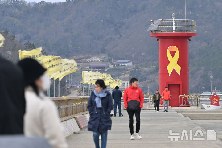 [진도=뉴시스] 이영주 기자 = 세월호 참사 11주기를 사흘 앞둔 13일 오전 전남 진도군 팽목항 세월호 등대 주변으로 추모객들의 발길이 이어지고 있다. 2025.04.13. leeyj2578@newsis.com