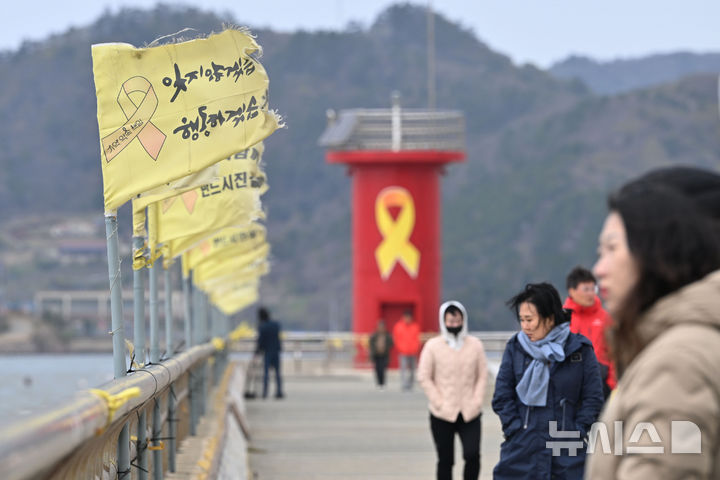 [진도=뉴시스] 이영주 기자 = 세월호 참사 11주기를 사흘 앞둔 13일 오전 전남 진도군 팽목항 세월호 등대 주변으로 추모객들의 발길이 이어지고 있다. 2025.04.13. leeyj2578@newsis.com