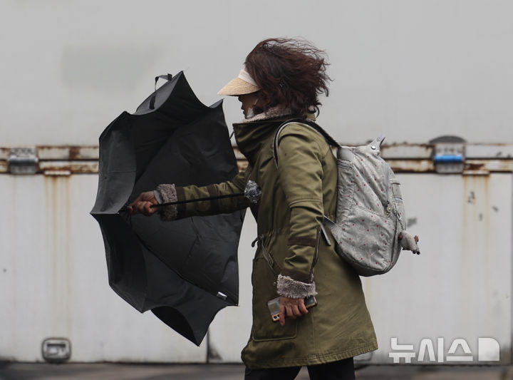 충북 흐리고 곳곳에 비…강풍 주의