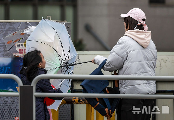 [서울=뉴시스] 정병혁 기자 = 서울 시내에 강풍을 동반한 우박이 내린 13일 서울 영등포구 여의서로에서 시민들이 쓴 우산이 강풍에 뒤집히고 있다. 2025.04.13. jhope@newsis.com