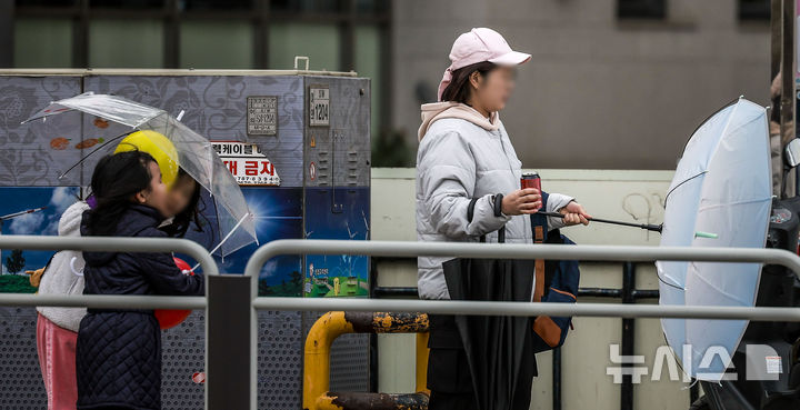 [서울=뉴시스] 정병혁 기자 = 서울 시내에 강풍을 동반한 우박이 내린 13일 서울 영등포구 여의서로에서 시민들이 쓴 우산이 강풍에 뒤집히고 있다. 2025.04.13. jhope@newsis.com