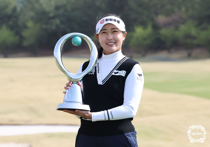 [서울=뉴시스] 김금보 기자 = 13일 경북 구미시 골프존카운티선산CC에서 열린 'iM금융오픈' FR, 최종 합계 15언더파 273타를 기록하며 초대 챔피언에 오른 김민주가 우승 포즈를 취하고 있다. (사진=KLPGA 제공) 2025.04.13. photo@newsis.com *재판매 및 DB 금지