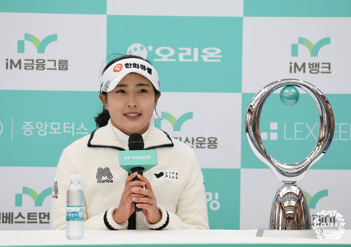 [서울=뉴시스] 김금보 기자 = 13일 경북 구미시 골프존카운티선산CC에서 열린 'iM금융오픈' FR, 최종 합계 15언더파 273타를 기록하며 초대 챔피언에 오른 김민주가 우승 인터뷰를 하고 있다. (사진=KLPGA 제공) 2025.04.13. photo@newsis.com *재판매 및 DB 금지