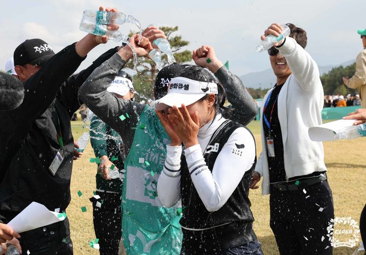 [서울=뉴시스] 김금보 기자 = 13일 경북 구미시 골프존카운티선산CC에서 열린 'iM금융오픈' FR, 최종 합계 15언더파 273타를 기록하며 초대 챔피언에 오른 김민주가 축하 물세례를 받고 있다. (사진=KLPGA 제공) 2025.04.13. photo@newsis.com *재판매 및 DB 금지