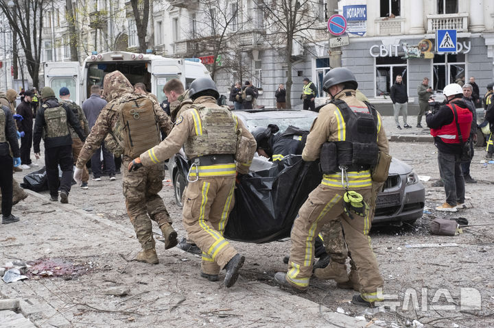 [수미=AP/뉴시스] 13일(현지 시간) 우크라이나 수미에서 우크라이나 군인들이 러시아의 미사일 공격으로 숨진 희생자 시신을 옮기고 있다. 현지 당국은 시민들이 부활절 종려 주일을 맞아 교회 등에 모여 있을 때 러시아의 탄도 미사일 2기가 시내를 강타해 최소 34명이 숨졌다고 밝혔다. 마코 루비오 미국 국무장관은 "이번 공격은 미국 정부가 정의롭고 지속 가능한 평화를 위해 전쟁을 종식하려는 이유를 비극적으로 상기시킨다"라고 규탄했다. 2025.04.14.