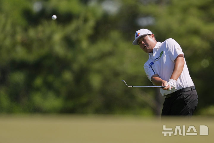 [오거스타=AP/뉴시스] 임성재가 13일(현지 시간) 미 조지아주 오거스타 내셔널 골프클럽에서 열린 제89회 마스터스 토너먼트 최종 라운드 8번 그린에서 칩샷하고 있다. 임성재는 최종 합계 7언더파 281타 공동 5위로 대회를 마쳤다. 2025.04.14.