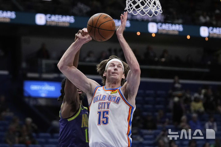 [뉴올리언스=AP/뉴시스] 미국프로농구(NBA) 오클라호마시티 선더의 브랜든 칼슨. 2025. 4. 13.