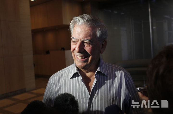 [AP/뉴시스] 페루 소설가 마리오 바르가스 요사가 74세 때인 2010년 뉴욕서 노벨문학상 수상 소식을 듣고 기자들에게 말하고 있다