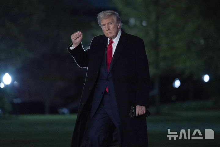[워싱턴=AP/뉴시스]도널드 트럼프 미 대통령이 13일(현지시각) 백악관 사우스론을 걸으며 기자들에게 손짓하고 있다. 그는 이날 CBS 뉴스 매거진이 우크라이나와 그린란드에 관련 기사를 방송한 직후 '60분' 프로를 격렬히 공격하면서 CBS 방송이 통제 불능 상태라며, 자신을 공격한 것에 대해 "큰 대가를 치러야 한다"고 말했다. 2025.04.14.