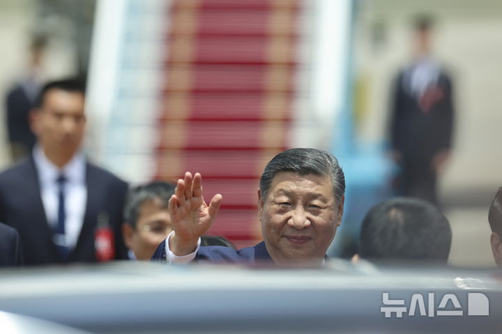 [하노이=AP/뉴시스] 시진핑 중국 국가 주석이 14일(현지 시간) 베트남 하노이의 노이바이 국제공항에 도착해 차량 탑승 전 환영객들을 향해 손을 흔들고 있다. 시 주석은 이틀간의 일정으로 베트남을 국빈 방문했다. 2025.04.14.