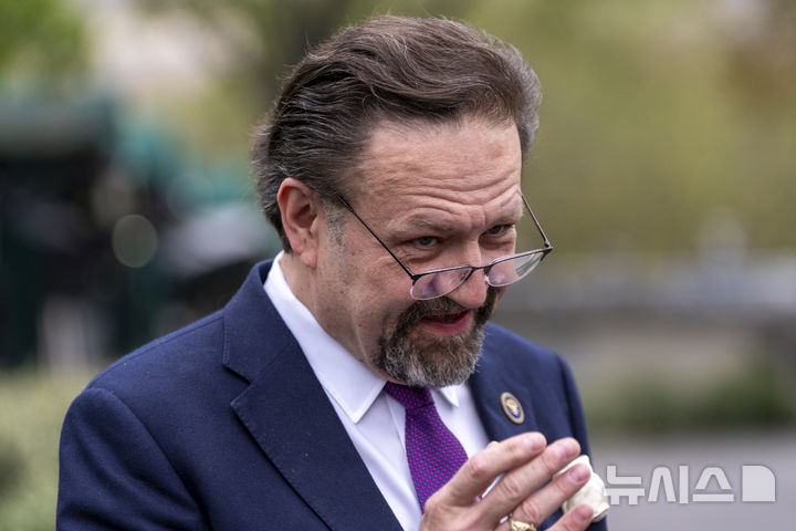 [워싱턴=AP/뉴시스]세바스티안 고르카 백악관 대대러 국장. 반파시즘 운동을 테러 조직으로 지정해 도널드 트럼프 미 대통령에 반대하는 미국 내 세력을 수사하려는 노력을 주도하는 것으로 전해진다. 2026.4.10.