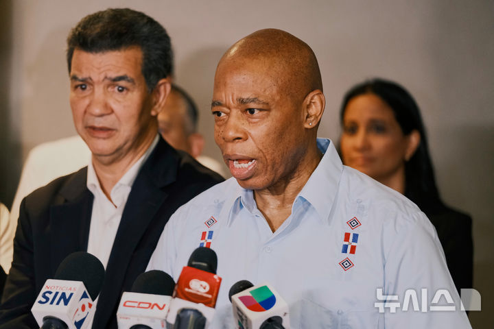 [뉴욕=AP/뉴시스] 뉴욕 허드슨강변에 정박해 있던 시청 소속 오물 처리선이 24일 오전(현지시간) 폭발해 장기 근속 환경 직원1명이 사망하고 다른 2명이 경상을 입었다.&nbsp; 사진은 지난 4월 14 일 뉴욕 나이트클럽 지붕 붕괴사고로 사망한 도미니카인들에 대해 기자회견하는 애담스 시장. 2025. 05. 25.&nbsp; 