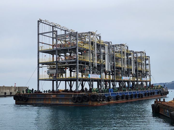 [서울=뉴시스] 현대엔지니어링이 샤힌 패키지-2 현장 설치를 위해 해상 이동 중인 PAU 모듈. 2025.04.14. (사진=현대엔지니어링 제공) photo@newsis.com *재판매 및 DB 금지