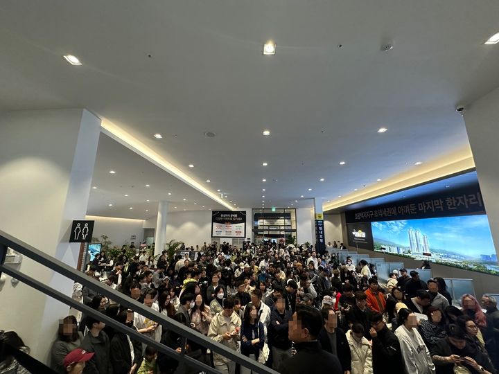 [서울=뉴시스] 두산건설이 경기 남양주시 호평택지지구에 공급하는 '두산위브더제니스 평내호평역 N49' 견본주택이 문을 연 주말 사흘 동안 1만2000여명의 방문객이 몰렸다. (사진=두산건설 제공) 2025.04.14. photo@newsis.com *재판매 및 DB 금지