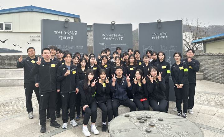 [서울=뉴시스] 교보생명 신입사원들이 플로깅 활동 후 기념촬영을 하고 있다. (사진=교보생명 제공) 2025.04.14. photo@newsis.com *재판매 및 DB 금지