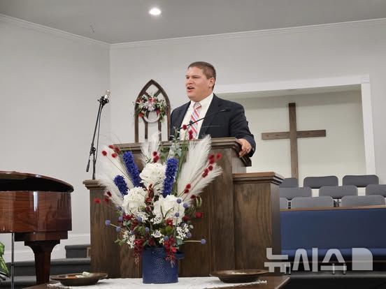 [서울=뉴시스]남아프리카공화국에서 괴한들에 의해 납치된 조쉬 설리번 목사가 15일(현지 시간) 구출됐다. 피랍 5일 만이다. (사진=펠로우쉽침례교회 페이스북) 2025.04.14.