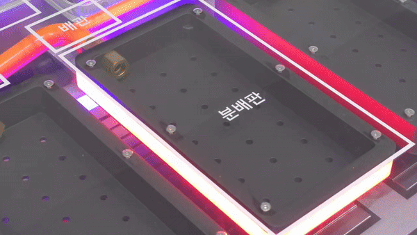 [서울=뉴시스] 현대모비스가 전기차의 배터리셀 발화 시 소화약제를 자동 분사해 화재를 즉시 진압할 수 있는 신기술 개발에 성공했다고 14일 밝혔다. 영상은 발화 지점에 소화약제를 강한 압력으로 분사해 화재를 진압하는 모습. (영상=현대모비스 제공) photo@newsis.com *재판매 및 DB 금지