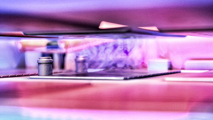 [서울=뉴시스] 분사된 소화약제가 셀에 가라 앉으며 화재를 진압하는 모습. (사진=현대모비스 제공) photo@newsis.com *재판매 및 DB 금지