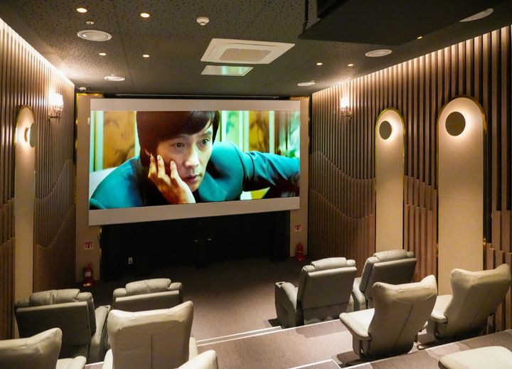 [서울=뉴시스] DK아시아는 지난 4일 신검단 로열파크씨티Ⅰ 내에 극장 개봉 영화를 관람할 수 있는 전용 영화관 '로열 씨네마 라운지'를 공식 개관했다고 14일 밝혔다. (사진=DK아시아 제공) 2025.04.14. photo@newsis.com *재판매 및 DB 금지