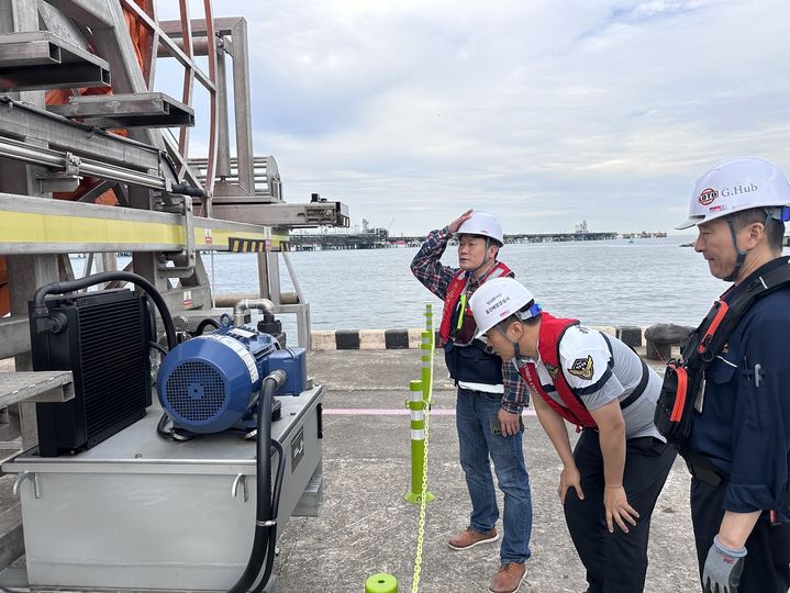 [울산=뉴시스] 울산해양경찰서가 14일 지역 내 해양시설을 대상으로 해양오염사고 위험요인을 사전에 예방하기 위해 집중안전점검을 하고 있다. (사진=울산해양경찰서 제공) 2025.04.14. photo@newsis.com *재판매 및 DB 금지