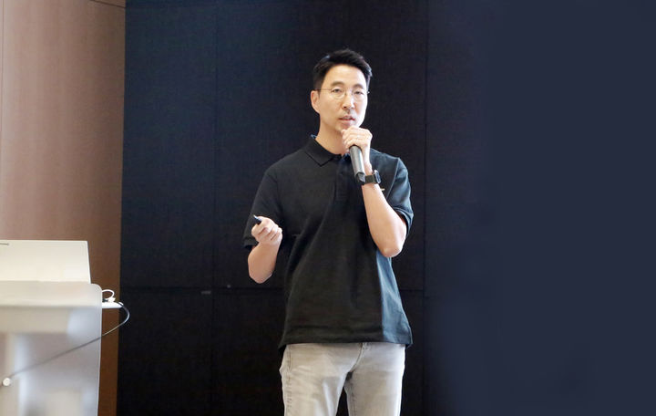[서울=뉴시스] 김민표 두산로보틱스 대표가 전 임직원들이 모인 타운홀 미팅 자리에서 회사의 방향성과 비전에 대해 공유하고 있다. (사진=두산로보틱스 제공) 2025.4.14. photo@newsis.com *재판매 및 DB 금지