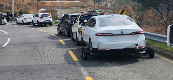 [진주=뉴시스]진주시 신안동 승용차 7중 추돌사고.(사진=독자 제공).2025.04.14.photo@newsis.com *재판매 및 DB 금지