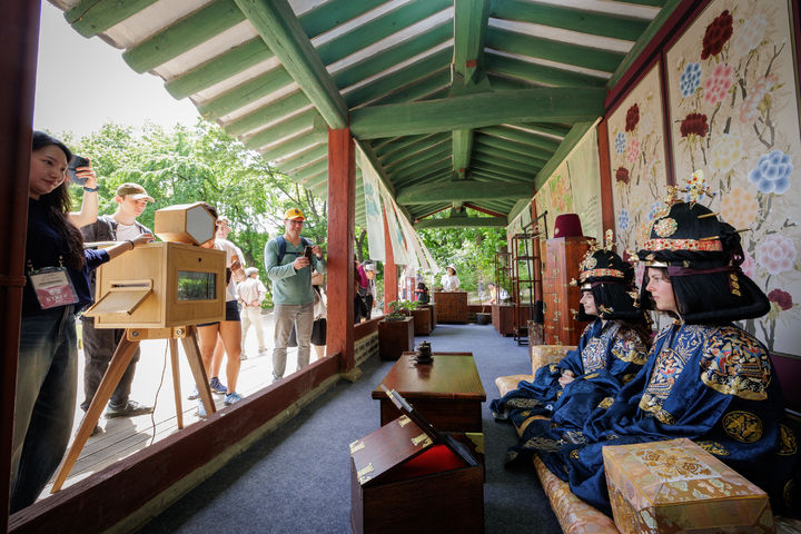 [서울=뉴시스] 종묘 묘현례 중 '세자빈이 되어 사진 찍기' 행사 (사진=국가유산청 제공) 2025.04.14. photo@newsis.com *재판매 및 DB 금지