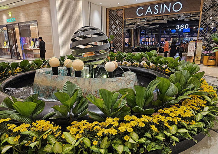 필리핀 마닐라 소재 한 카지노 입구는 소형 정원으로 꾸며져 있고 24시간 카지노 영업을 하면서 강원랜드와 극명한 대조를 보이고 있다.(사진=뉴시스) *재판매 및 DB 금지