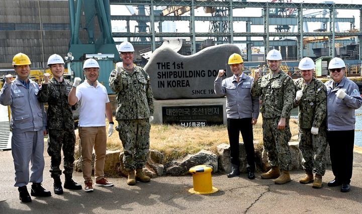 [부산=뉴시스] HJ중공업은 유상철 대표이사가 최근 부산 영도조선소를 찾은 닐 코프로스키 주한미해군사령관(준장)을 만나 함정 유지·보수·정비(MRO) 사업 등과 관련한 상호 협력 방안을 논의했다고 14일 밝혔다. (사진=HJ중공업 제공) 2025.04.14. photo@newsis.com *재판매 및 DB 금지
