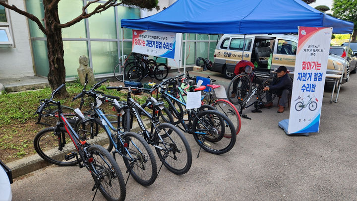 [진주=뉴시스]진주시, 고장난 자전거·장애인 보장구 수리.(사진=진주시 제공).2025.04.14.photo@newsis.com *재판매 및 DB 금지
