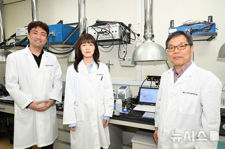 [창원=뉴시스]인(P) 화합물을 도금 핵심 성분으로 활용해 반도체·전자부품용 '친환경 은(Ag) 도금 공정 기술'을 세계 최초로 개발한 한국재료연구원 에너지·환경재료연구본부 연구팀. 왼쪽부터 김세일 선임연구원, 이수진 학생연구원, 이주열 책임연구원.(사진=한국재료연구원 제공) 2025.04.14.