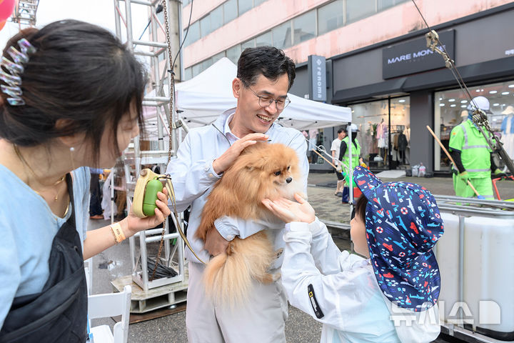 [서울=뉴시스] ) 지난해 개최된 양천구 반려동물 문화축제에서 반려동물가족과 이기재구청장.