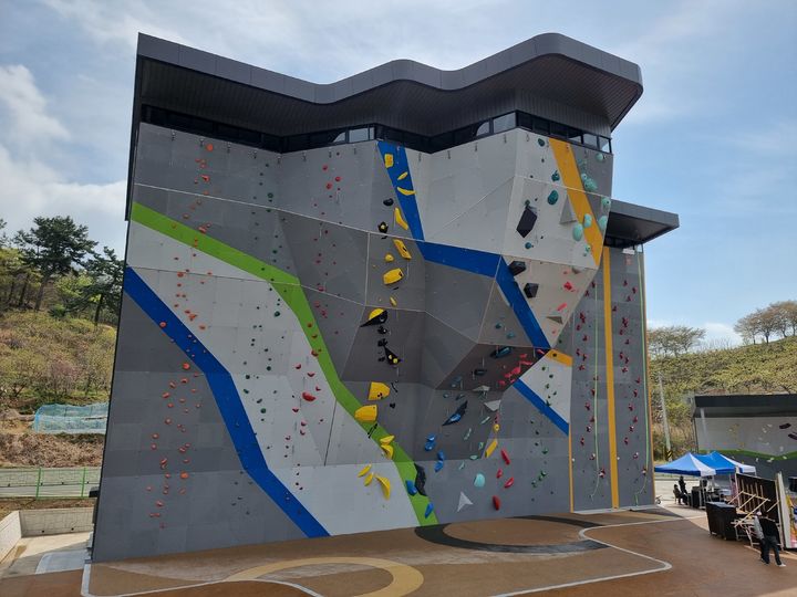 [진주=뉴시스] 진주시 상대동 모덕암벽장. (사진=진주시 제공) 2025.04.14. photo@newsis.com *재판매 및 DB 금지