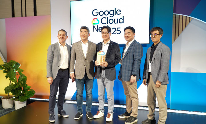 (왼쪽부터) Anthony McMahon 구글 클라우드 APAC 파트너 및 기업 비즈니스 매니징 디렉터, 황인철 메가존클라우드 CRO, 한지운 부사장, 김성균 센터장, 최재은 그룹장이 미국 라스베이거스에서 열린 '구글 클라우드 넥스트' 시상식 현장에서 기념촬영을 하고 있다. (사진=메가존소프트 제공) *재판매 및 DB 금지