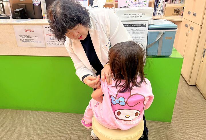 [창녕=뉴시스] 한 어린이가 창녕군보건소에서예방접종을 받고 있다. (사진= 창녕군 제공) 2025.04.14. photo@newsis.com *재판매 및 DB 금지