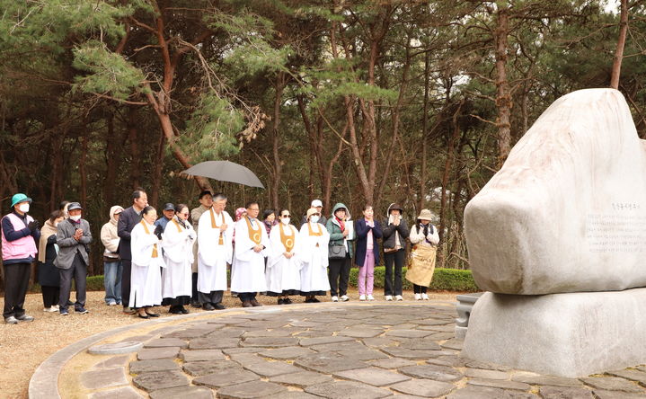 [정읍=뉴시스] 지난 13일 정읍 북면의 원불교 화해제우지에서 열린 원기 110년 대각개교절 법회 후 원불교 나상호 교정원장(앞 왼쪽 세번째)을 비롯한 정읍지역 교무 등이 화해제우비를 향해 참배하고 있다. *재판매 및 DB 금지