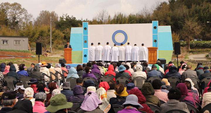 [정읍=뉴시스] 지난 13일 정읍 북면의 원불교 화해제우지에서 열린 원기 110년 대각개교절 법회, 원불교 관계자들이 기원독경을 하고 있다. *재판매 및 DB 금지