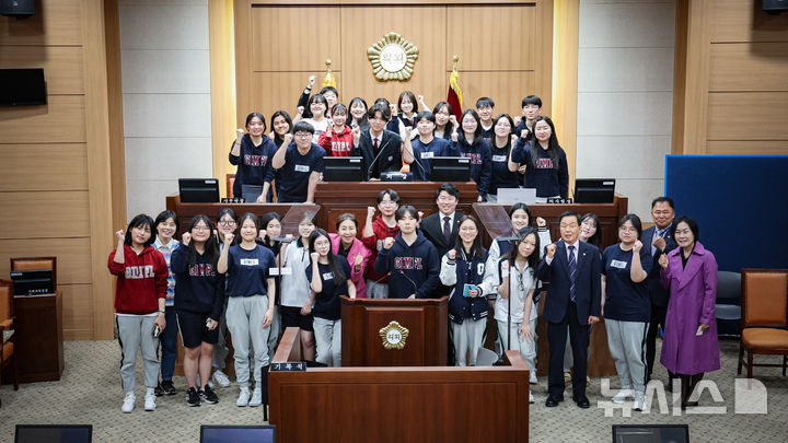 [김해=뉴시스]김해시의회 고교생 견학프로그램 운영. (사진=김해시의회 제공). 2025.4.14. photo@newsis.com