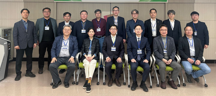 [공주=뉴시스] 전국국가중심국공립대학교수회연합회 '2025년 제1차 정책 토론회' 참석자들 기념촬영. (사진=국립공주대 제공) *재판매 및 DB 금지