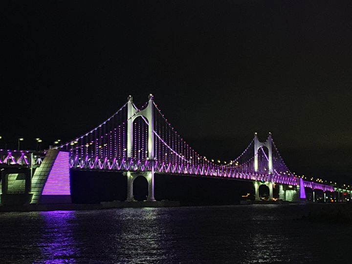 [부산=뉴시스] 부산 광안대교 보라색 점등 (사진=부산시설공단 제공) 2025.04.14. photo@newsis.com *재판매 및 DB 금지