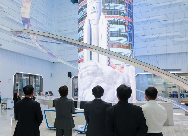 [제주=뉴시스] 중국을 방문한 제주대표단이 13일 중국 하이난성 원창시 우주항공 슈퍼컴퓨터센터를 시찰하고 있다. (사진=제주도 제공) 2025.04.14. photo@newsis.com *재판매 및 DB 금지