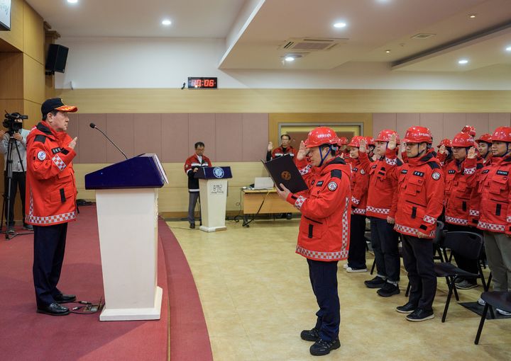 [증평=뉴시스] 14일 충북 증평군청 대회의실에서 이재영(왼쪽) 군수를 비롯한 증평군 공무원 산불진화대가 발대식을 열고 산불 대응 체계 가동을 선언하고 있다. (사진=증평군 제공) 2025.4.14. photo@newsis.com *재판매 및 DB 금지