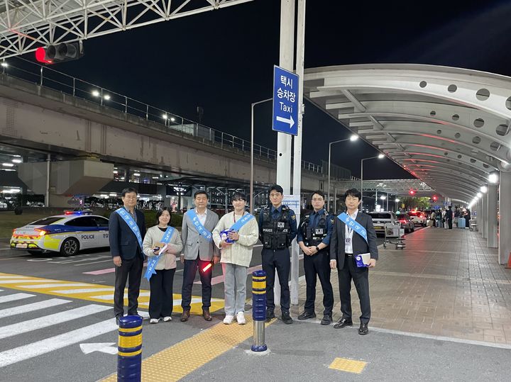 [부산=뉴시스] 한국공항공사 김해공항은 지난 11일 공항 내 택시승강장에서 불법 택시영업과 기초질서 위반행위 근절을 위한 합동 단속 및 계도 캠페인을 실시했다. (사진=김해공항 제공) 2025.04.14. photo@newsis.com *재판매 및 DB 금지