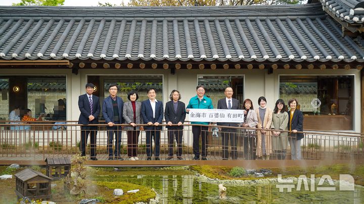 [김해=뉴시스] 조선 여성도공 백파선갤러리 관장 김해 방문. (사진=김해시 제공) 2025.4.14. photo@newsis.com 