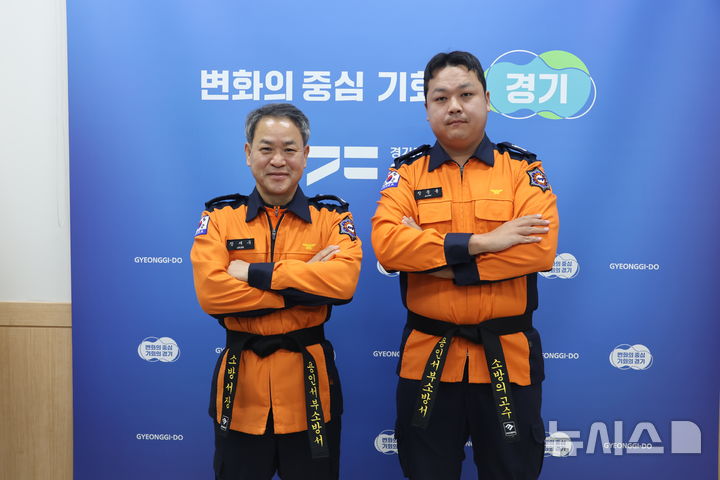 [용인=뉴시스]장문용 소방교(오른쪽)(사진제공=용인서부소방서)